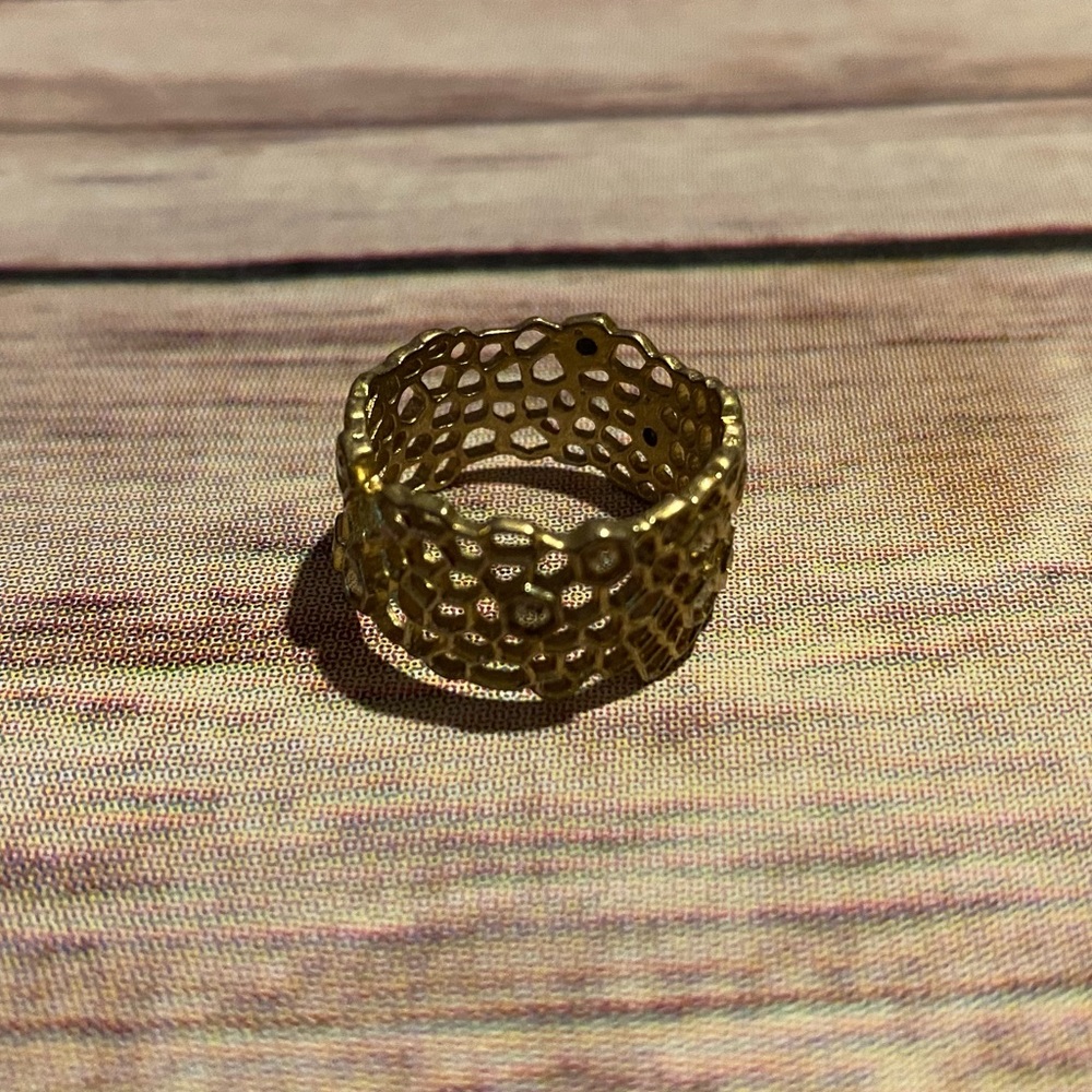 C+I honey comb ring